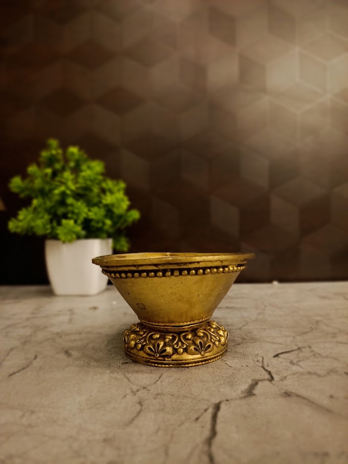 Premium Fine Art Brass Single Face Agal Diya | Traditional Eka Mukhi Vilakku for Vastu & Heritage Decor